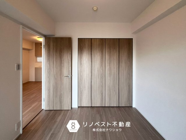 万葉ハイツ小阪菱屋西マンションの洋室|約4.8帖の洋室♪
コンパクトながら大容量の収納があるので、生活スペースを存分に活用できます◎