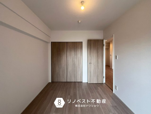 万葉ハイツ小阪菱屋西マンションの洋室|約6帖の洋室♪
陽当たりが良いため、寝室におすすめ！収納付き◎