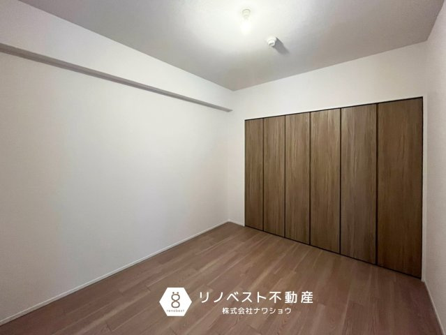 万葉ハイツ小阪菱屋西マンションの収納|約5.8帖の納戸♪ゲストルームや、お子様の遊び場としてもお使いいただけます◎