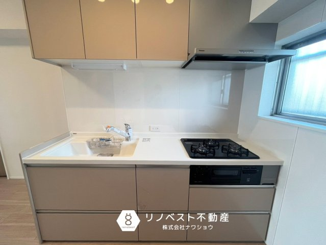 万葉ハイツ小阪菱屋西マンションのキッチン|グリル付き3口システムキッチン♪
キッチン横には換気もできる小窓付き◎