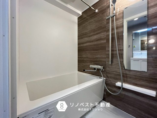 万葉ハイツ小阪菱屋西マンションの浴室|浴室暖房換気乾燥機能付きのお風呂♪
新調済みのバスタブで1日の疲れを癒せます。