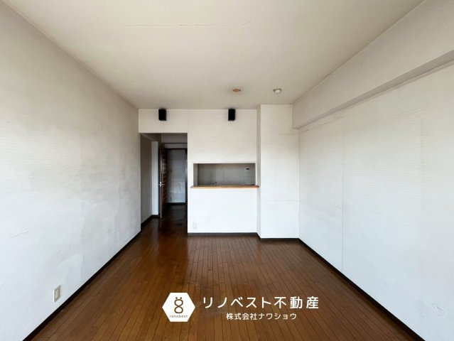 グランドメゾン小阪の居間・リビング|カウンターキッチンのあるLDK♪
玄関横に位置する珍しい間取りです◎