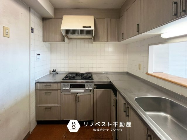 グランドメゾン小阪のキッチン|L字型キッチンなので、作業スペースがしっかり確保されています◎
