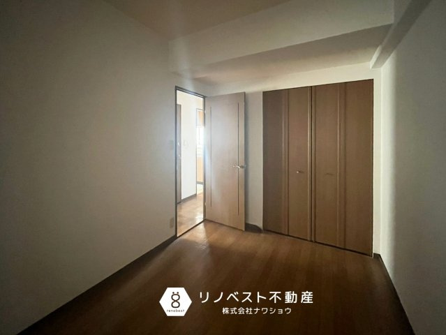 ロータリー新石切の洋室|約5.5帖の洋室♪
玄関入ってすぐにあります◎収納付き！