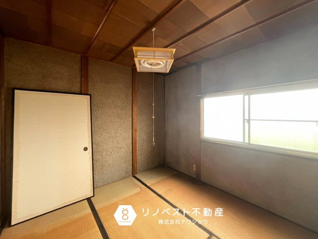 東大阪市友井４丁目の和室|約4.5帖の洋室♪
布団も仕舞える大容量の収納付き◎