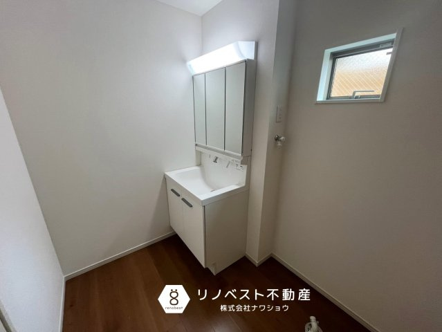 東大阪市南上小阪1期の独立洗面台|三面鏡付き独立洗面台完備◎
朝の身支度はここで完結！
