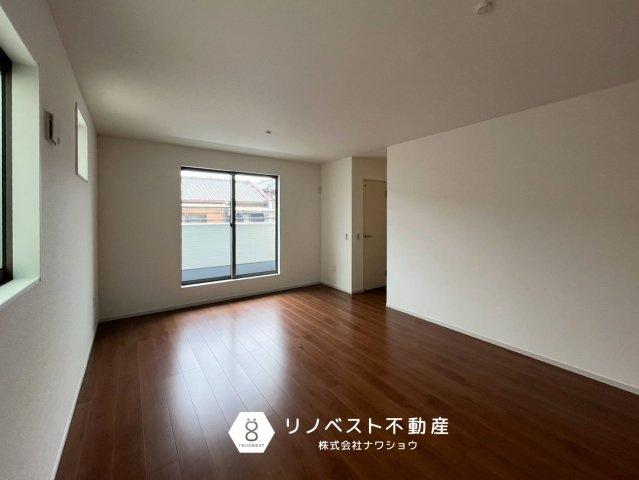 東大阪市南上小阪1期の居間・リビング|南向きバルコニーに面しているため、明るい室内です◎
