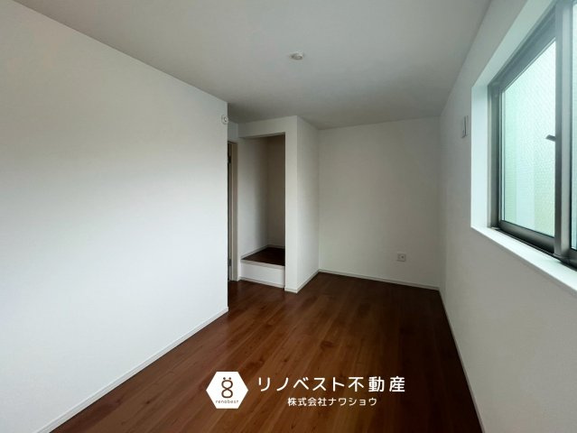 東大阪市南上小阪1期の洋室|約6.25帖の3階洋室♪
見せる収納スペース付◎