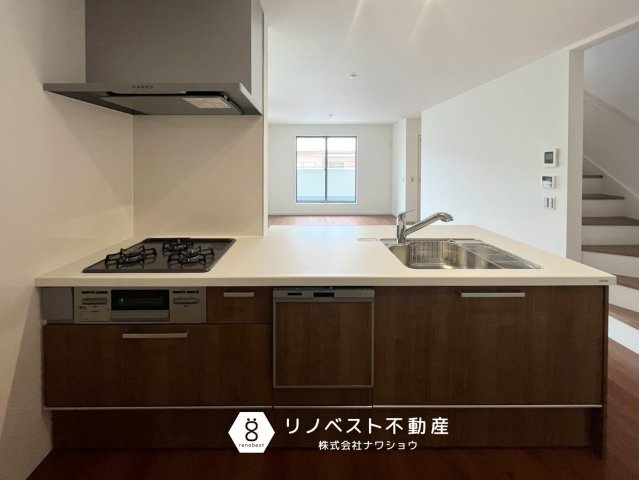 東大阪市南上小阪1期のキッチン|食洗機付きのシステムキッチン♪
カウンターキッチンからはリビングの様子もバッチリ見えます◎