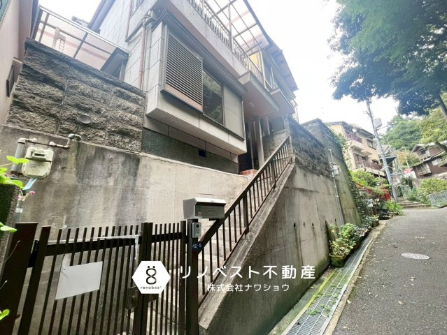 東大阪市山手町の外観|自然を感じられる住居ですが、額田駅まで徒歩５分圏内で交通アクセスも良好です◎
