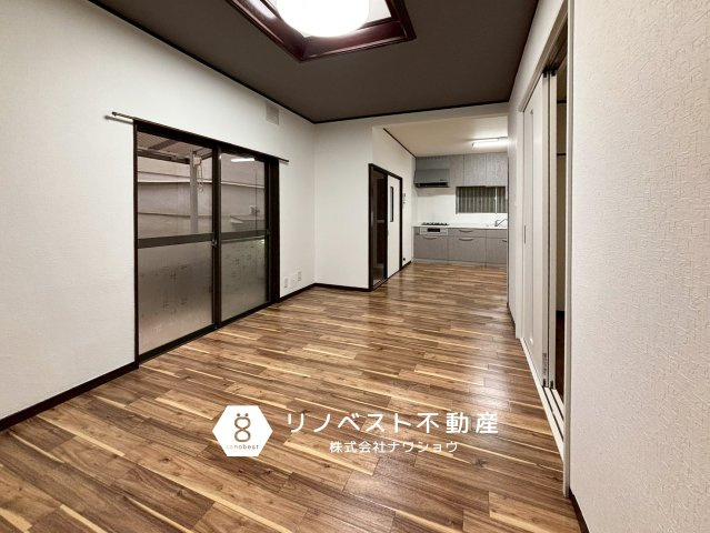東大阪市山手町の居間・リビング|水回り1階に集結しているため家事導線◎バルコニーも1階にございます♪