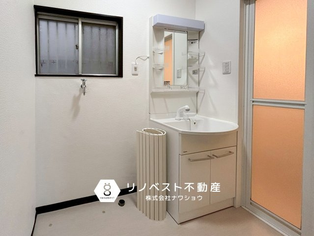 東大阪市山手町の洗面所|着替えるにも十分なスペースがある洗面です！
ライト付きの洗面台◎