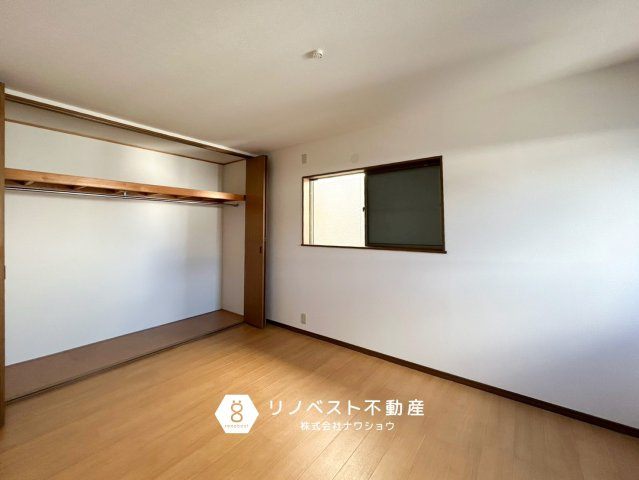 東大阪市吉田5丁目の洋室|約7.5帖の広々とした洋室。
大容量のクローゼット付き！
