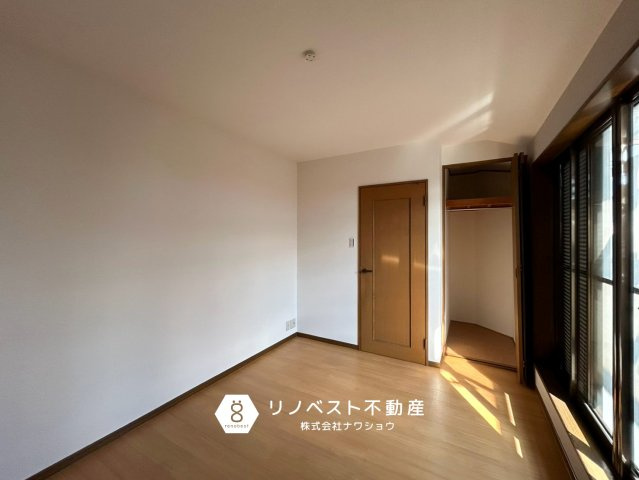 東大阪市吉田5丁目の洋室|バルコニーに面しており日当たり良好◎
長方形の間取りで家具のレイアウトがしやすいです♪