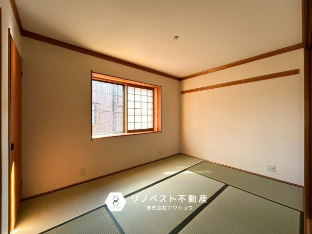 東大阪市吉田5丁目の和室|DKと隣接した和室。
日当たりがよく日中は照明なしでもお過ごしいただけます♪