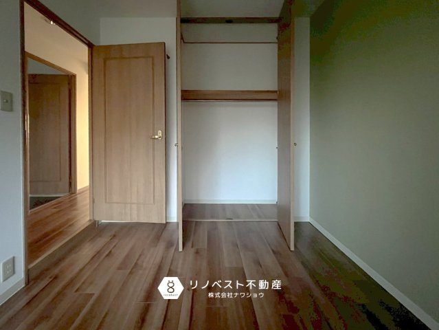 ディオフェルティ石切の洋室|クローゼット付きの洋室で物を整理するのにも役立ちます！