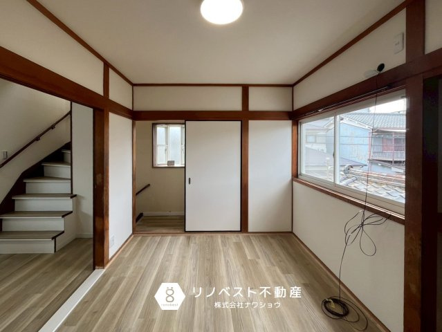 東大阪市吉田3丁目の洋室|約6帖の洋室。
こちらはテレビなどを置いてリビングスペースとしてお使いいただけます◎