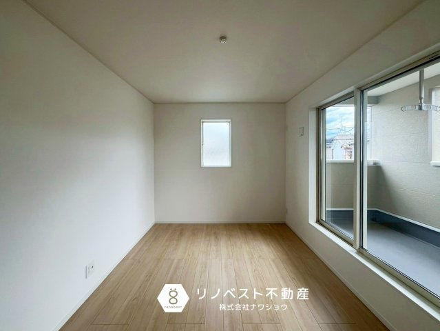 東大阪市金岡3丁目の洋室|掃き出し窓が大きいので、太陽の光がたっぷり差し込みます◎
面するバルコニーはインナーバルコニーなので、雨の日の洗濯物でも安心♪