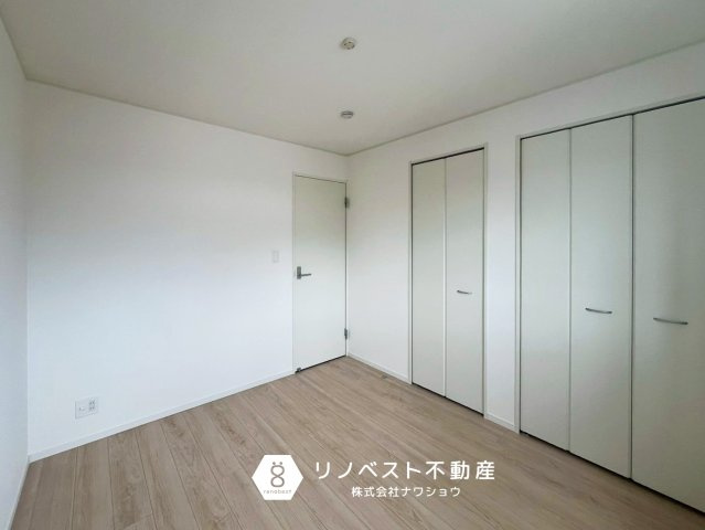 東大阪市金岡3丁目の洋室|約5.25帖の2階洋室！
2つのクローゼットは、収納物によって使い分けも可能◎