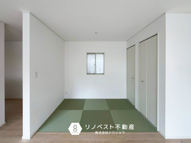 東大阪市金岡3丁目の和室|約3帖の畳コーナー！
リビングに面したフラットな空間。収納もしっかりございますので、お子様のおもちゃ収納や日用品、掃除用具など幅広い収納が可能◎