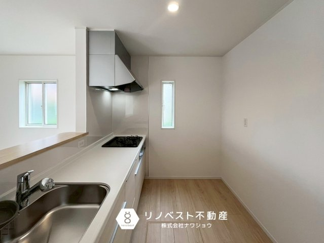 東大阪市金岡3丁目のキッチン|換気に便利な小窓付き◎
床下収納には食品のストックも可能です♪