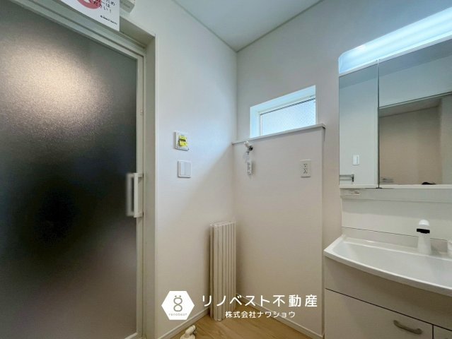 東大阪市金岡3丁目の洗面所|湿気がこもらない小窓付きの洗面脱衣所。
玄関すぐ近くなので、帰宅後すぐに手洗い・入浴も可能です♪