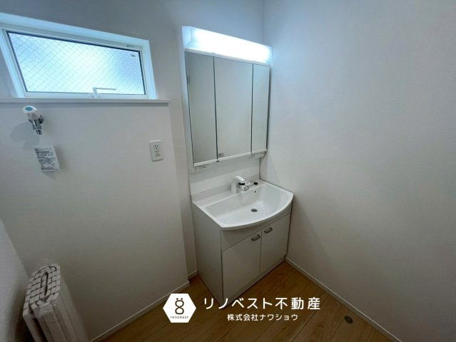 東大阪市金岡3丁目の独立洗面台|三面鏡付き独立洗面台は、ヘアセットに便利◎
収納力もしっかりございます◎