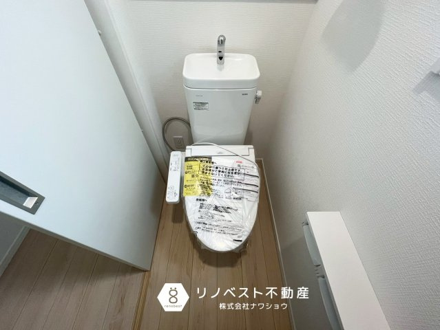 東大阪市金岡3丁目のトイレ|2階の温水洗浄機能付きトイレ。
臭いがこもらない小窓付き♪