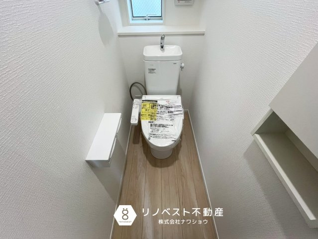東大阪市金岡3丁目のトイレ|1階の温水洗浄機能付きトイレ。
ちょっとした収納に便利な物入完備♪