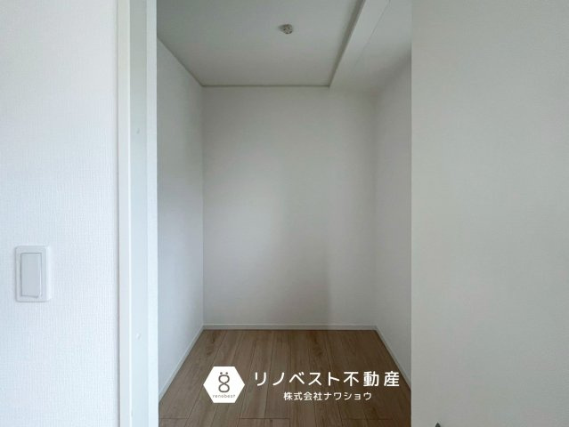 東大阪市金岡3丁目の収納|奥行きのあるウォークインクローゼット。
洋服や季節物の布団収納などにもお使いいただけます◎