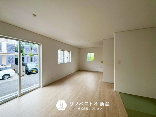 東大阪市金岡3丁目の居間・リビング|約18帖のLDK！
2面採光で開放感があり、駐車スペースと隣接しているので荷物の出し入れも楽々♪