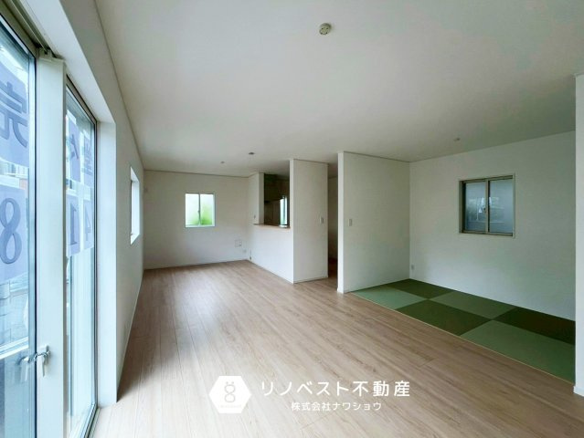 東大阪市金岡3丁目の居間・リビング|畳コーナーとは段差のないフラットなので、小さなお子様も安心しておもちゃ遊びができますね♪
