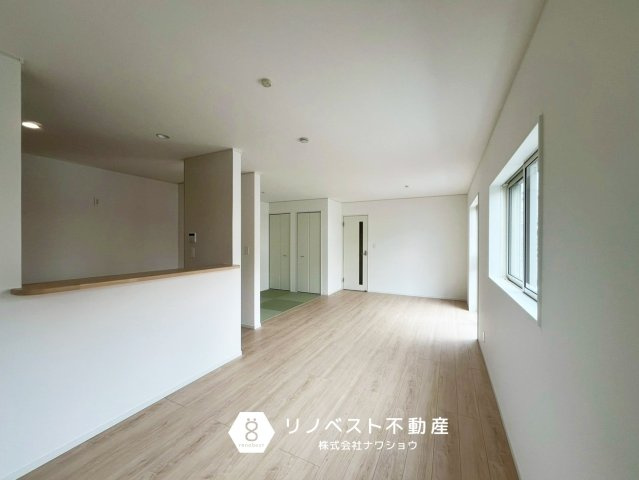 東大阪市金岡3丁目の居間・リビング|カウンターキッチンからダイニングまでが近いので、食器の配膳や食事後の片付けも楽々♪
家族との距離も近く、コミュニケーションも弾みますね◎