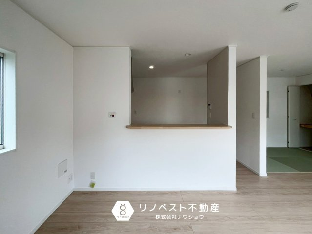 東大阪市金岡3丁目の居間・リビング|白を基調とした清潔感のあるダイニングキッチン◎
どんなインテリアでも馴染みやすいです♪