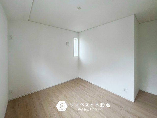 東大阪市金岡3丁目の洋室|約5.75帖の2階洋室！
北東・北西の2面採光。ウォークインクローゼット完備なので、洋服やキャリーケースもスッキリ片付きます◎