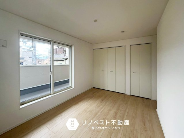 東大阪市金岡3丁目の洋室|約7帖の2階洋室！
バルコニーに面しているので、採光・通風もよく、2つのクローゼット付きなので収納力も文句なし◎