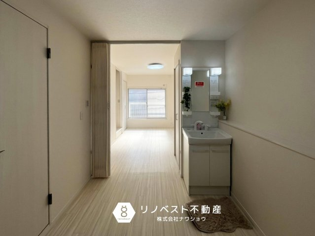 東大阪市御厨2丁目の居間・リビング|真ん中のアコーディオンカーテンを閉めて空間を仕切ることも可能です◎