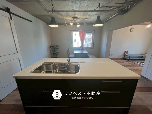 プレジデント東大阪第1棟のキッチン|水垢でくすんだステンレスシンクは、乾いた状態で片栗粉を振りかけ、布で円を描くように磨くとピカピカになります☆研磨剤を使わないので傷がつきにくいのがメリットです！