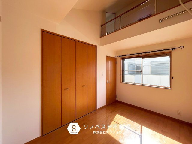 東大阪市花園東町3丁目の洋室|約5.5帖のロフト付き洋室。
秘密基地のようでお子様も楽しめます◎クローゼットも大容量◎