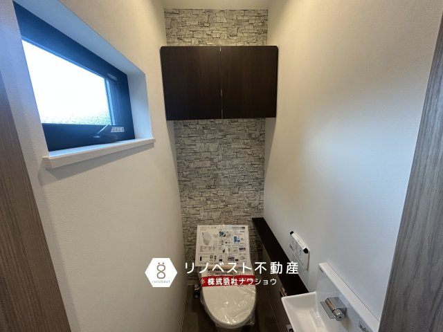 東大阪市中小阪1丁目のトイレ|収納付き◎手洗い場も付いていて洗面所に行く必要なし！
