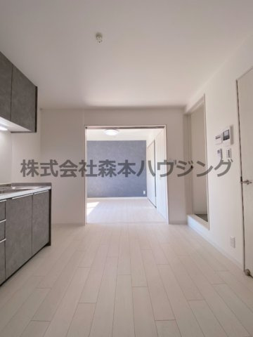 【居間・リビング】 | 　ラモーナ雁屋西町 | ゆったり過ごせる居間です