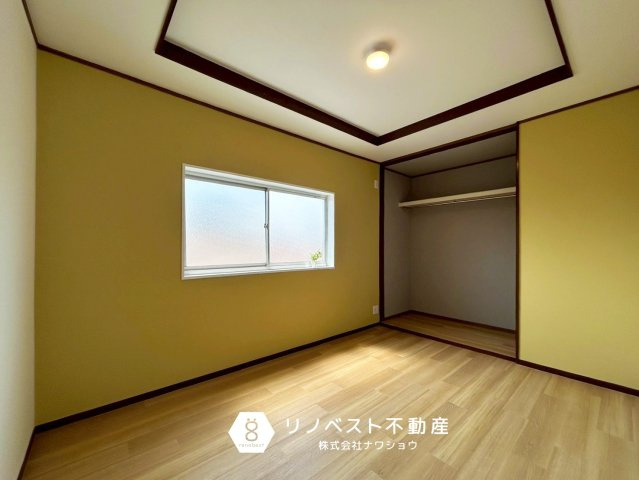 東大阪市御厨東２丁目の洋室|約６帖の洋室です♪イエローのクロスが目を惹くおしゃれな内装です◎子供部屋におすすめ♪