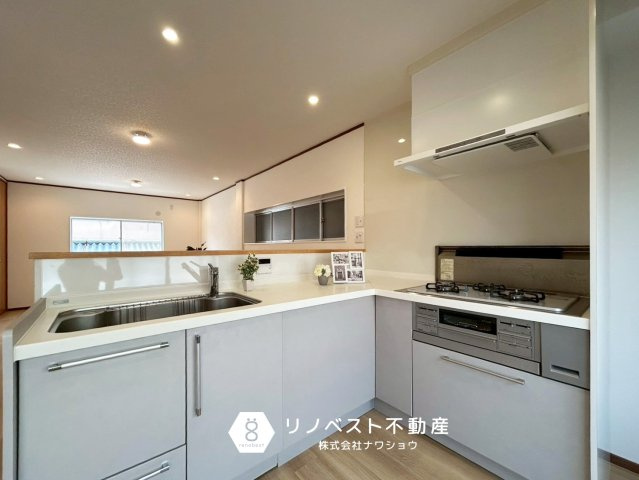 東大阪市御厨東２丁目のキッチン|ベランダに面した明るいキッチンスペース♪Ｌ字型キッチン背面には上部棚もあり、収納たっぷり◎