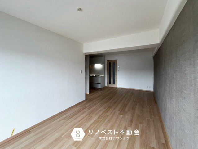 八戸ノ里スカイハイツの居間・リビング|奥行きがあり広々とお使いいただけます◎