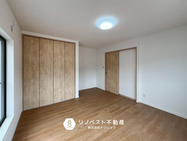 東大阪市昭和町の洋室|全居室収納が付いております。
収納家具を減らせてお部屋を広くお使いいただけます◎