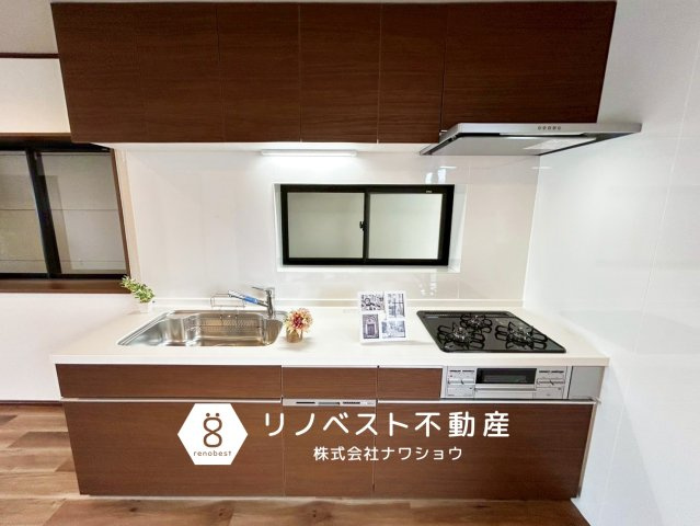 東大阪市横小路町5丁目のキッチン|食洗機付き3口システムキッチン。
吊戸棚付きで収納力もバッチリ◎グリルも付いています♪