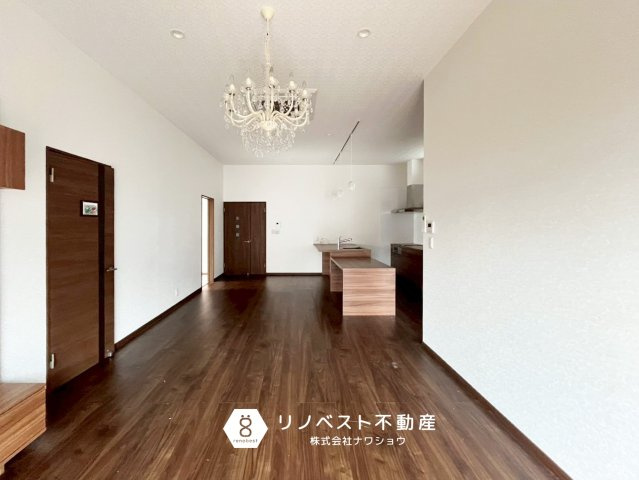 東大阪市上六万寺町の居間・リビング|全居室への動線がございますので、家族間のコミュニケーションも弾みますね♪