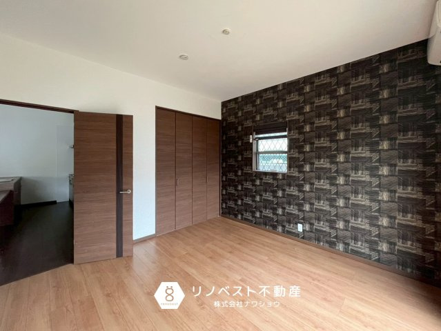 東大阪市上六万寺町の洋室|約8帖の洋室。
個性的なクロスが特徴的です◎ウォークインクローゼットも完備♪
