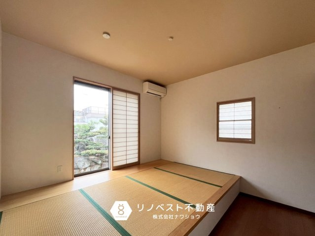 東大阪市上六万寺町の和室|約8帖の洋室。
タタミコーナーにテーブルを置いて、庭を眺めながら家族団らんが楽しめますね◎
