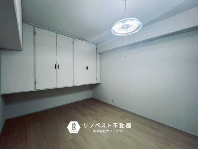 アクロシャトー俊徳道の洋室|収納付きの洋室。書斎などにおすすめ♪
※撮影時のミスにより画像に加工が入っております。ご了承くださいませ。